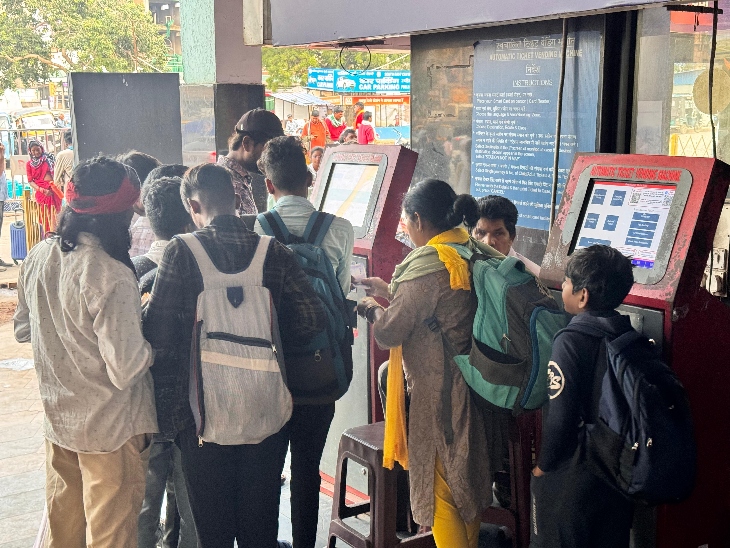 रायपुर रेलवे स्टेशन पर ऑटोमेटिक टिकट वेंडिंग मशीन से टिकट खरीदते यात्री