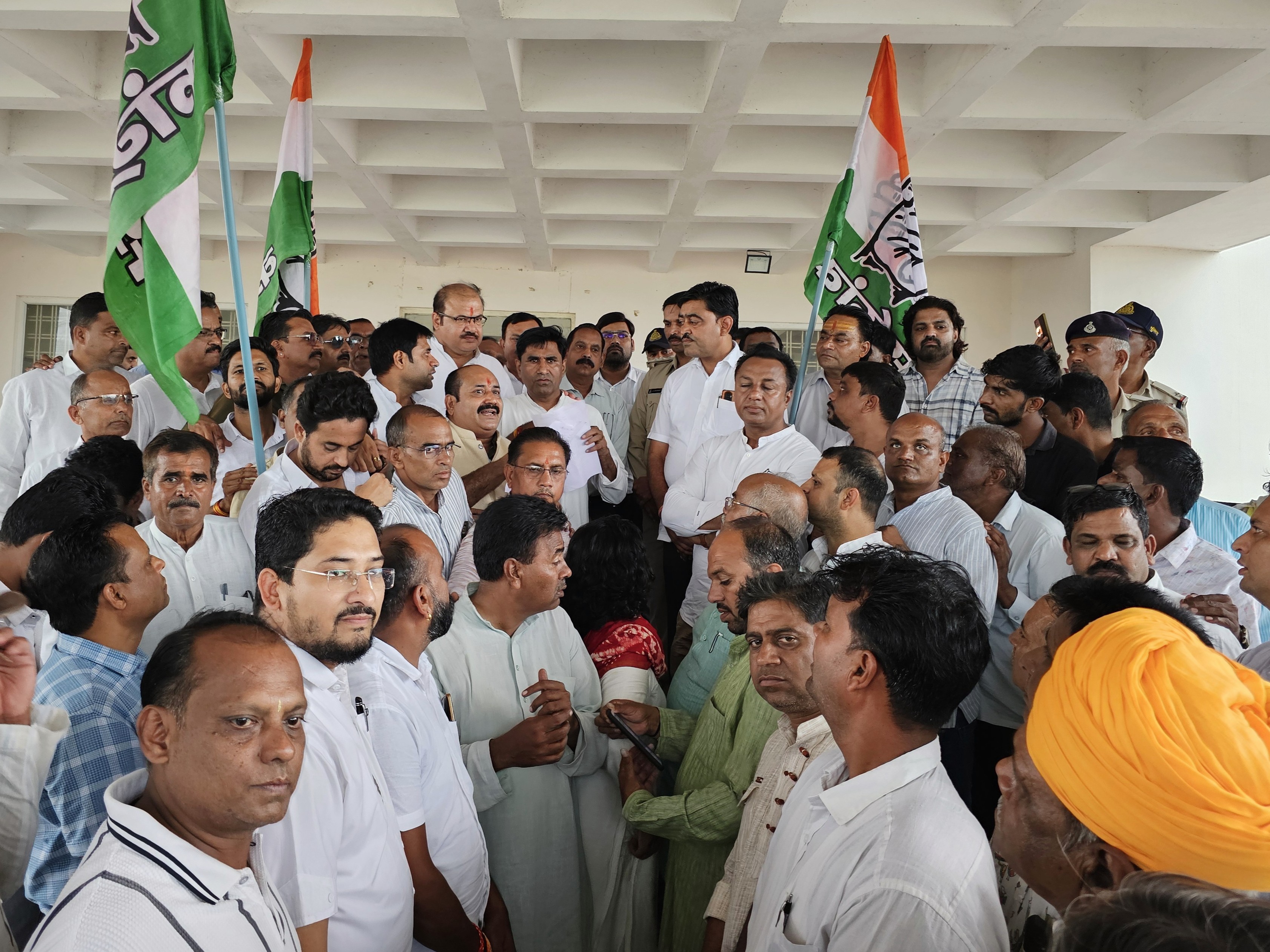 मंदसौर में ओबीसी आरक्षण को लेकर कांग्रेस का प्रदर्शन:  कलेक्टर कार्यालय पर राज्यपाल के नाम सौंपा ज्ञापन – Mandsaur News