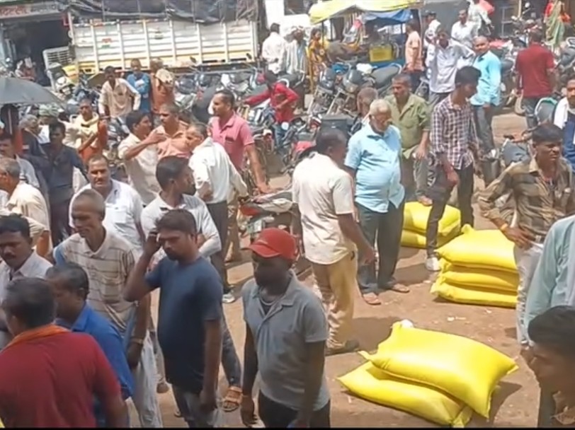 कम मात्रा में मिल रही खाद।