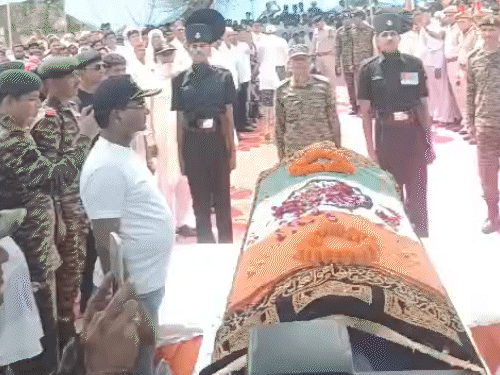 पार्थिव देह लेकर आए मेजर सुनील कुमार ने शहीद इकबाल खान को श्रद्धांजलि दी।
