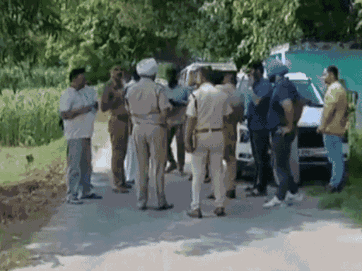 घटनास्थल पर मौजूद पुलिसबल।