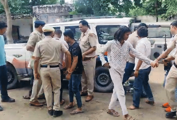 पुलिस द्वारा गिरफ्तार किये गए आरोपी।