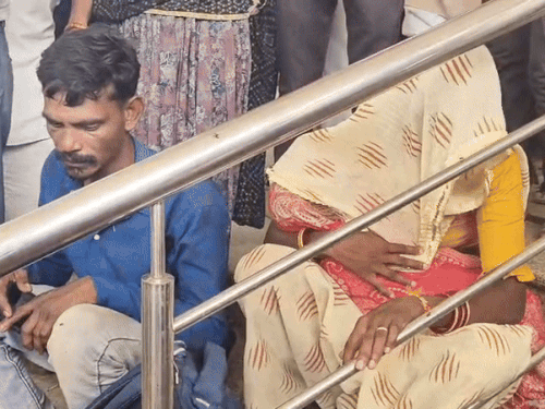 माता- पिता मासूम के शव के साथ हॉस्पिटल की सीढ़ियों पर बैठ गए और बिलख पड़े।
