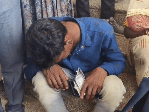 पैसे नहीं होने पर मां-बाप बेटी के शव को गोद में रखकर रोने लग गए।