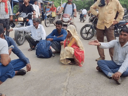 हॉस्पिटल आए लोगों ने हॉस्पिटल प्रबंधन से एंबुलेंस की व्यवस्था करने की मांग की।