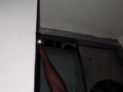 लिफ्ट का दरवाजा जब जबरदस्ती खोला गया तो अंदर फंसी छात्राएं दिखाई देने लगीं।