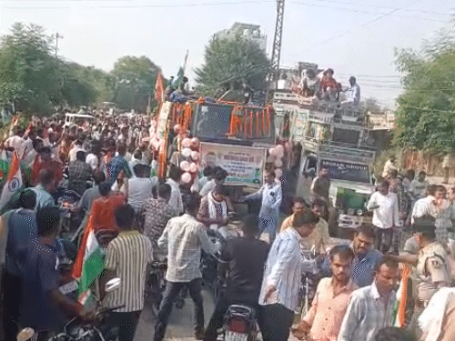42 साल की उम्र में शहीद हुए सेना के जवान इकबाल की अंतिम यात्रा में बड़ी संख्या में क्षेत्रवासी शामिल हुए।