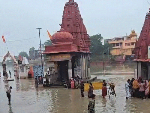 उज्जैन में बारिश के चलते क्षिप्रा उफान पर रही।