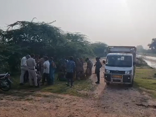 घटनास्थल पर मौजूद परिवार के सदस्य एवं पुलिस।