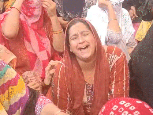शहीद इकबाल की पार्थिव देह देखते ही बहन रुबीना फूट-फूटकर रोने लगी।