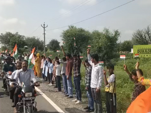 तिरंगा यात्रा के दौरान सड़क किनारे खड़े होकर स्कूली बच्चों ने भारत माता की जय के नारे लगाए।