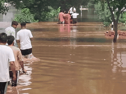 People moving towards village Shopian. Here the water was filled up to 6-6 feet, people leaving in search of a safe place.