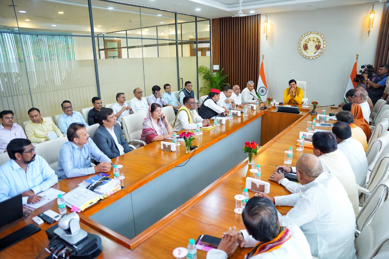 एक्सटेंशन मिलने से कुछ घंटे पहले सीएस अनुराग जैन ओबीसी आरक्षण को लेकर हुई सर्वदलीय बैठक में शामिल हुए थे।