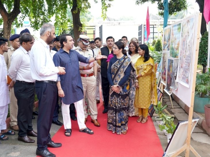 राज्य मंत्री जयंत चौधरी अधिकारियों से बात करते हुए।