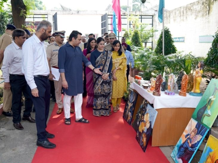 मॉडल जेल के बारे में अधिकारी राज्य मंत्री जयंत चौधरी को बताते हुए।