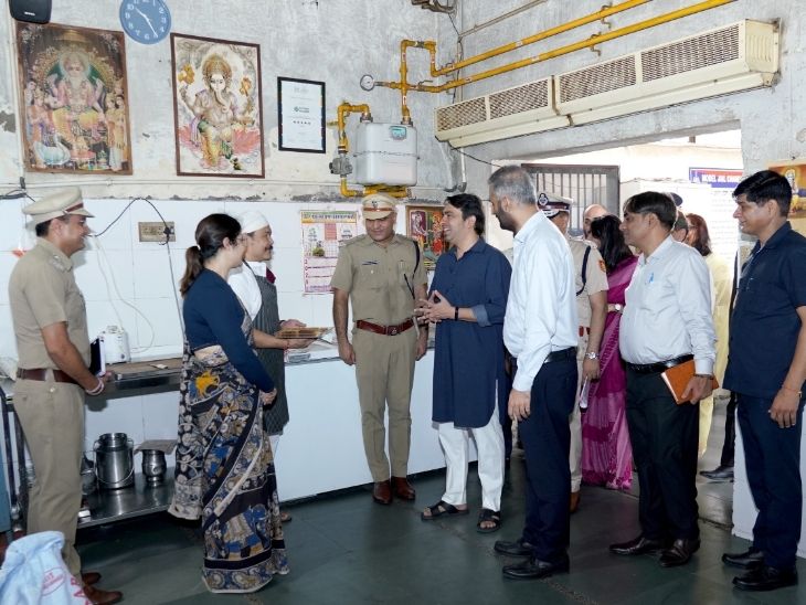 जेल के अंदर जहां खाना बनता है वहां चेक करते हुए।