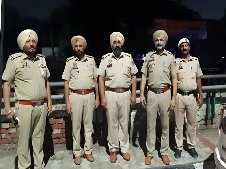 पुलिस कर्मी नाइट डयूटी पर मुस्तैद।