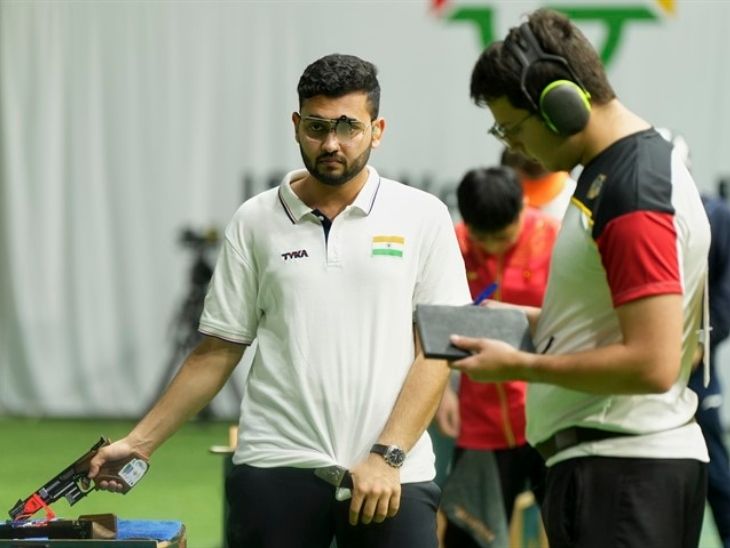 Anish Bhanwal won the individual medal in the 25m sports pistol and the silver medal in the team event. - Dainik Bhaskar