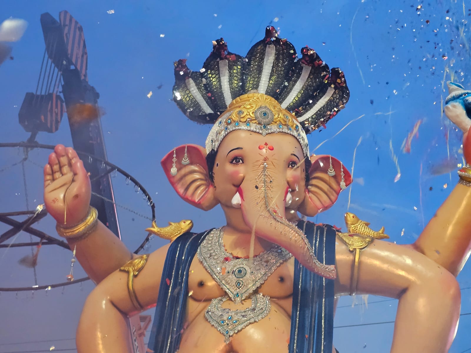 प्रथम दर्शन करने सैकडों श्रद्धालु पहुंचे।