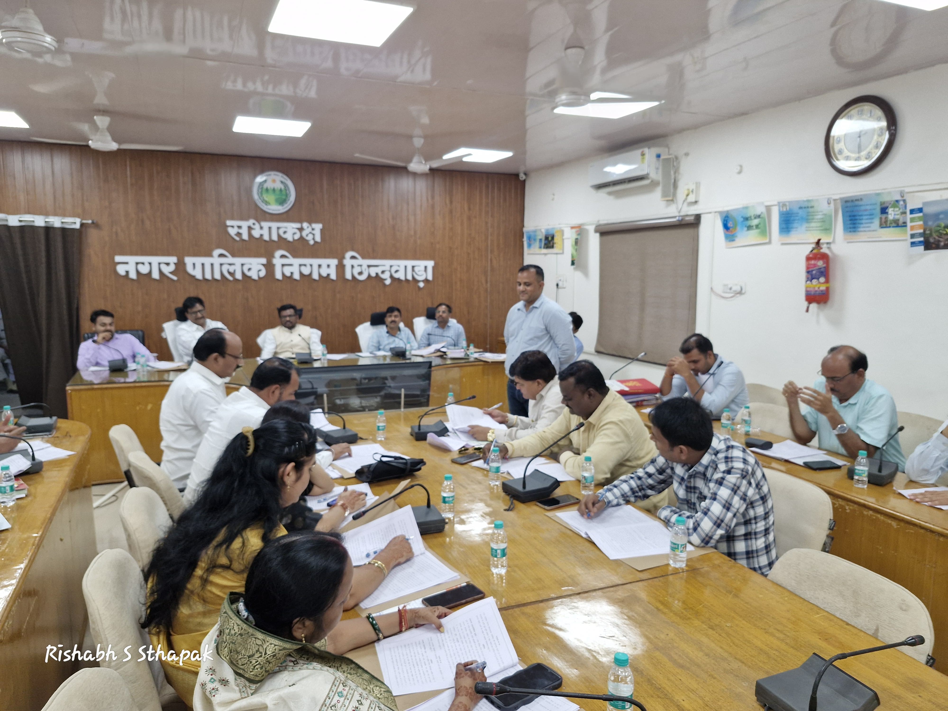 बैठक के दौरान उपस्थित जनप्रतिनिधि और अधिकारी