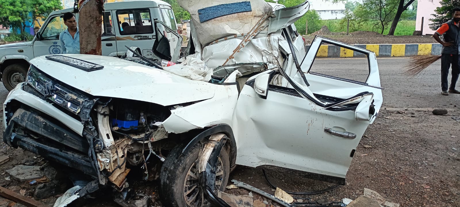 हादसे में कार बुरी तरह से क्षतिग्रस्त हो गई।