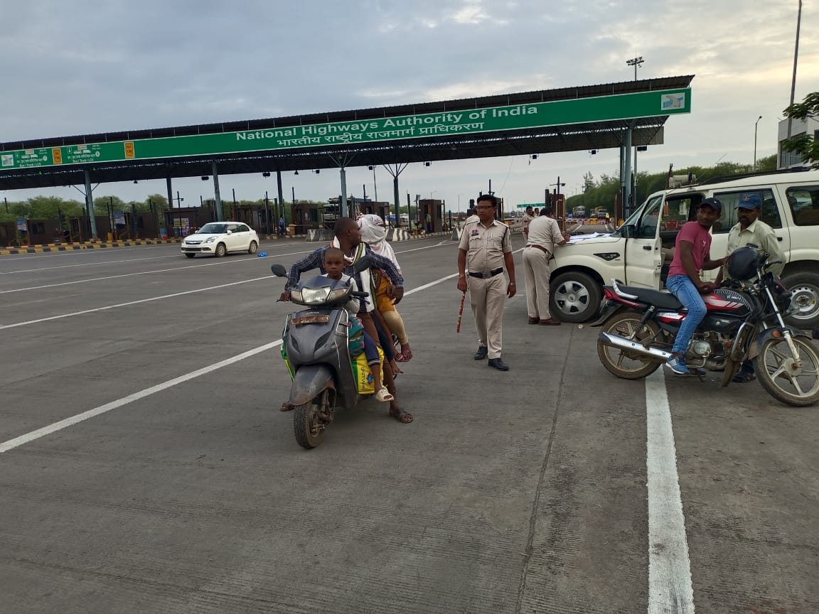 तीज पर्व पर पुलिस ने वाहनों की जांच के लिए चलाया अभियान।