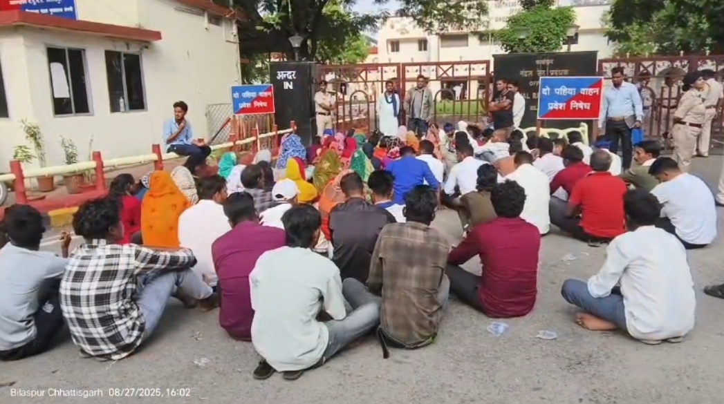 परिजन और समाज के लोगों ने मदद नहीं मिलने पर उग्र आंदोलन करने की चेतावनी दी है।