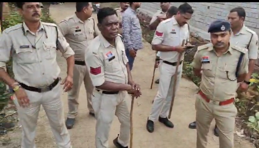 हमला होने और तनाव के बाद मौके पर पहुंची पुलिस।