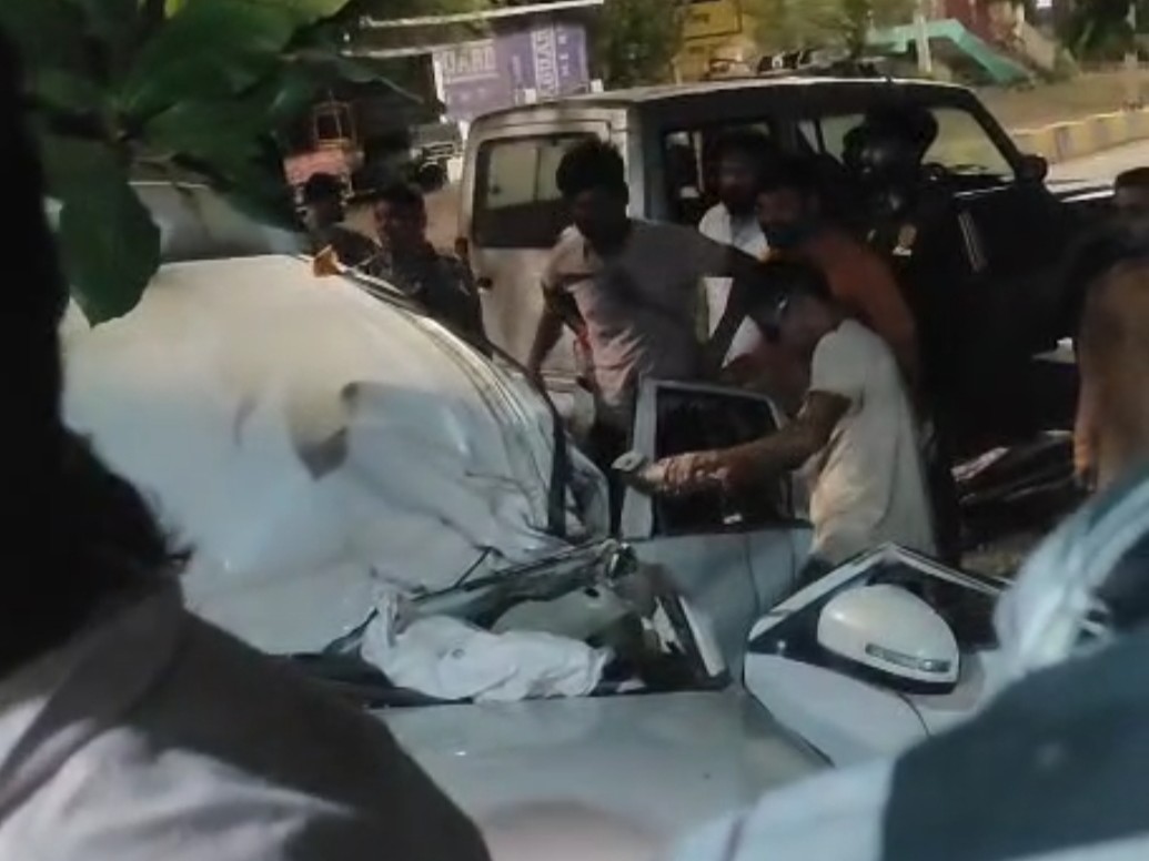 कार में फंसे युवक युवतियों को बाहर निकालने कटर से काटनी पड़ी कार। - Dainik Bhaskar