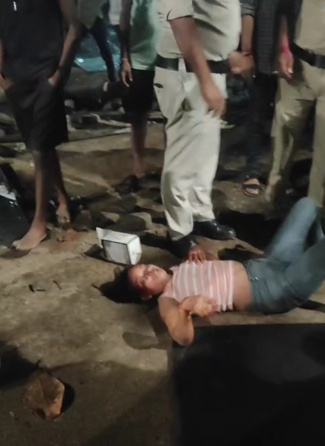 युवती समेत तीन लोग बुरी तरह से घायल है।