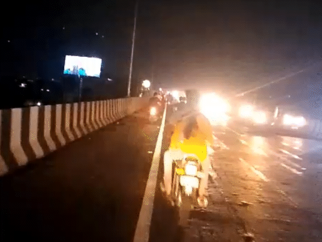 फ्लाईओवर की बिजली गुल होने पर इस तरह से अंधेरा हो गया था।