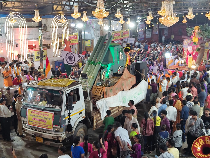 ऑपरेशन सिंदूर में इस्तेमाल हुई मिसाइल एस 400 की झांकी बनाई गई।
