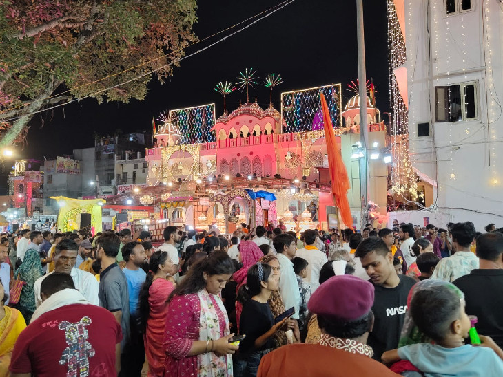 मोतीडूंगरी मंदिर रंग बिरंगी रोशनी से जगमगाया। बड़ी संख्या में लोग झांकियां देखने पहुंचे।