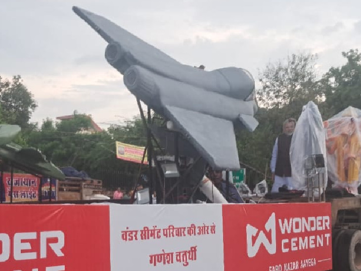 ऑपरेशन सिंदूर की झांकी में भारत के शौर्य को दिखाया गया है। इस झांकी में दिखाया किस तरह भारत के लड़ाकू विमान राफेल ने उड़ान भरकर पाकिस्तान में तबाही मचाई।