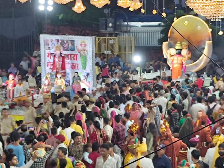 भगवान गणेश की अनोखी झांकी सजाई गई है। इसमें भगवान गणेश बच्चों को मोबाइल की लत से दूर रहने और बहिष्कार करने का मैसेज देते नजर आए।
