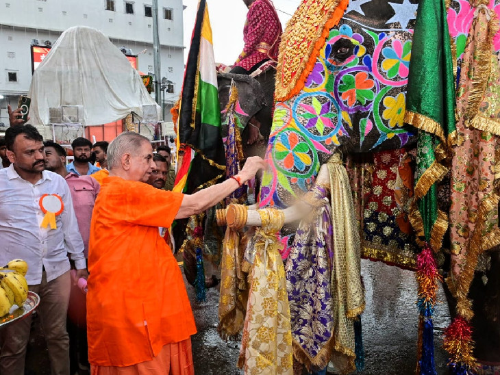 गज पूजन के साथ मोतीडूंगरी मंदिर से शोभायात्रा शुरू की गई।