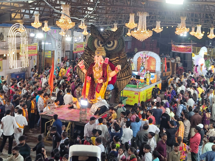 लाल बाग के राजा की विशाल मूर्ति की झांकी निकाली गई। जो भक्तों के लिए आकर्षण का केंद्र रहा।