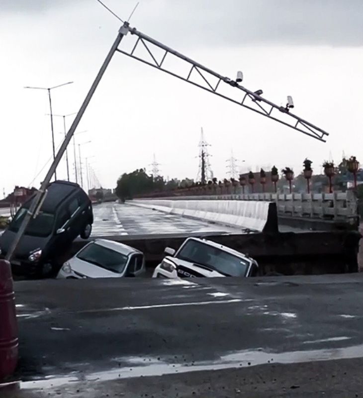 26 अगस्त को तवी नदी पर बना ये पुल बाढ़ की वजह से ढह गया। उस वक्त ट्रैफिक इससे गुजर रहा था। पुल धंसने से कुछ वाहन भी इसमें फंस गए।