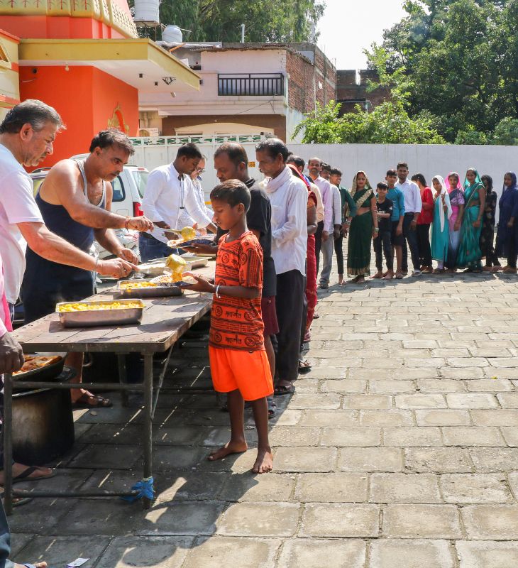 बारिश और खराब मौसम की वजह से वैष्णो देवी यात्रा अस्थायी तौर पर स्थगित की गई है। रियासी जिले के कटरा में फंसे यात्रियों के लिए रुकने और खाने का इंतजाम किया गया है।