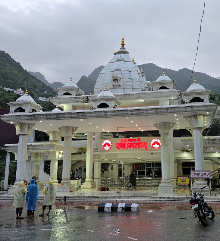 अर्धकुंवारी में हुए हादसे के बाद श्राइन बोर्ड ने यात्रा रोक दी है। फोटो बाणगंगा के एंट्री गेट की है, जहां अब सन्नाटा है।