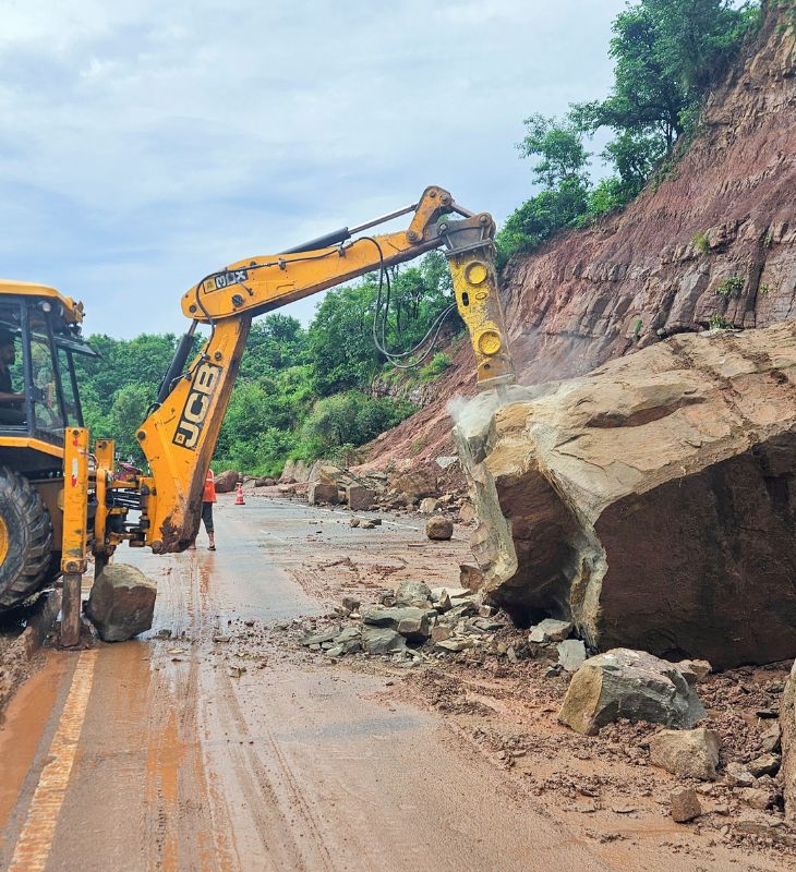 लैंडस्लाइड की वजह से हाईवे पर 500 से 600 वाहन फंसे हुए हैं। 270 किलोमीटर लंबा यह हाईवे कश्मीर को देश के बाकी हिस्सों से जोड़ने वाला इकलौता रास्ता है, जो पूरे साल खुला रहता है।