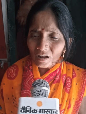 मंत्र म्हणत नातवाचे डोके काली मातेला केले अर्पण: आजोबाने प्रयागराजमध्ये शरीराचे 4 तुकडे फेकले; महिनाभरापूर्वी केला होता प्लॅन पीयूषची आई कामिनी यांनी पोलिसांना सांगितले की, त्यांचा मुलगा सोमवारी सकाळी ८:३० वाजता शाळेसाठी घराबाहेर पडला होता.