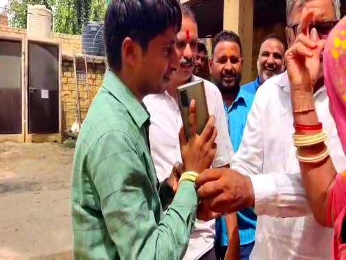 JEN पूनम परिहार को चूड़ियां पहनाने के बाद हुआ विवाद।