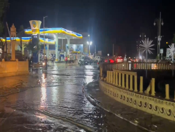 हनुमान चौराहे पर सड़कों पर बहा पानी।