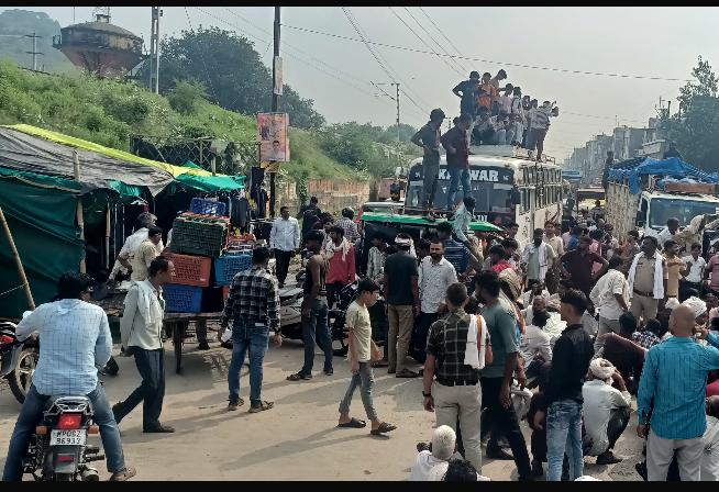 बसों के ऊपर खड़े होकर प्रदर्शन करते किसान