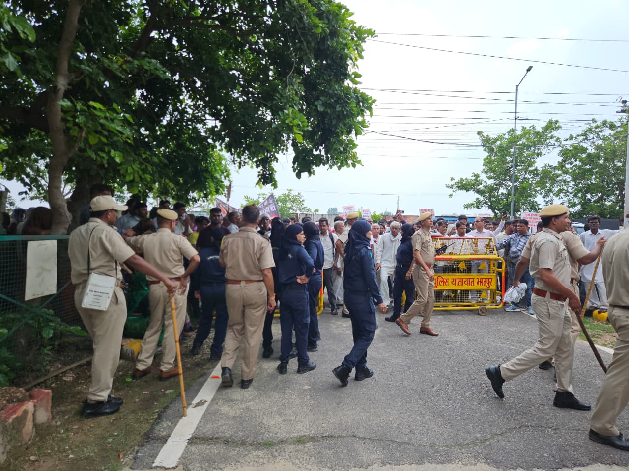 आईजी ऑफिस पर बेरिकेटिंग कर पुलिसकर्मी किए गए तैनात।