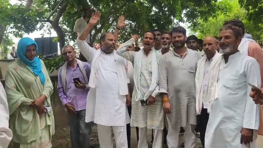 कांग्रेसी कार्यकर्ताओं ने नौक्षम चौधरी पर राजनीतिक द्वेष के चलते प्रधानों को हटाने का आरोप।