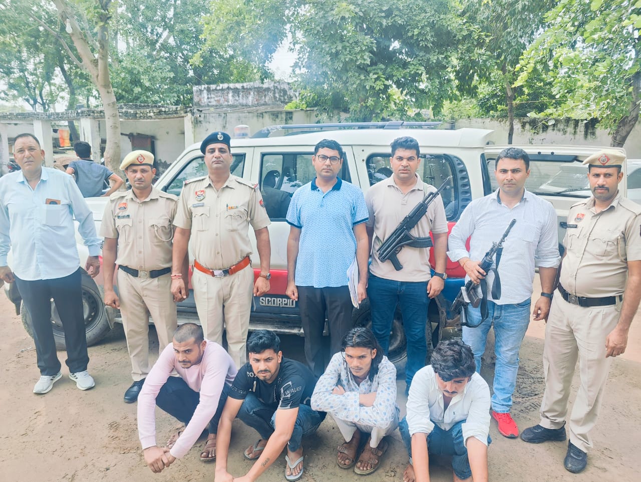 पुलिस द्वारा गिरफ्तार किये गए आरोपी।