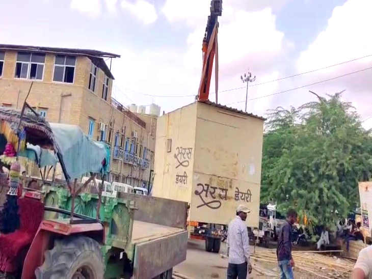 सरस बूथ में अवैध नशे का कारोबार होने के कारण हटाए गए कैबिन।