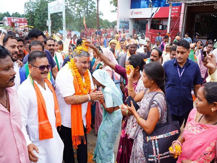 मंत्री बनकर लौटे राजेश अग्रवाल का सरगुजा में ऐतिहासिक स्वागत:  शहर में निकली रैली, मंत्री ने कहा- आज जनता की उम्मीदों पर खरा उतरने की बड़ी जवाबदेही – Ambikapur (Surguja) News